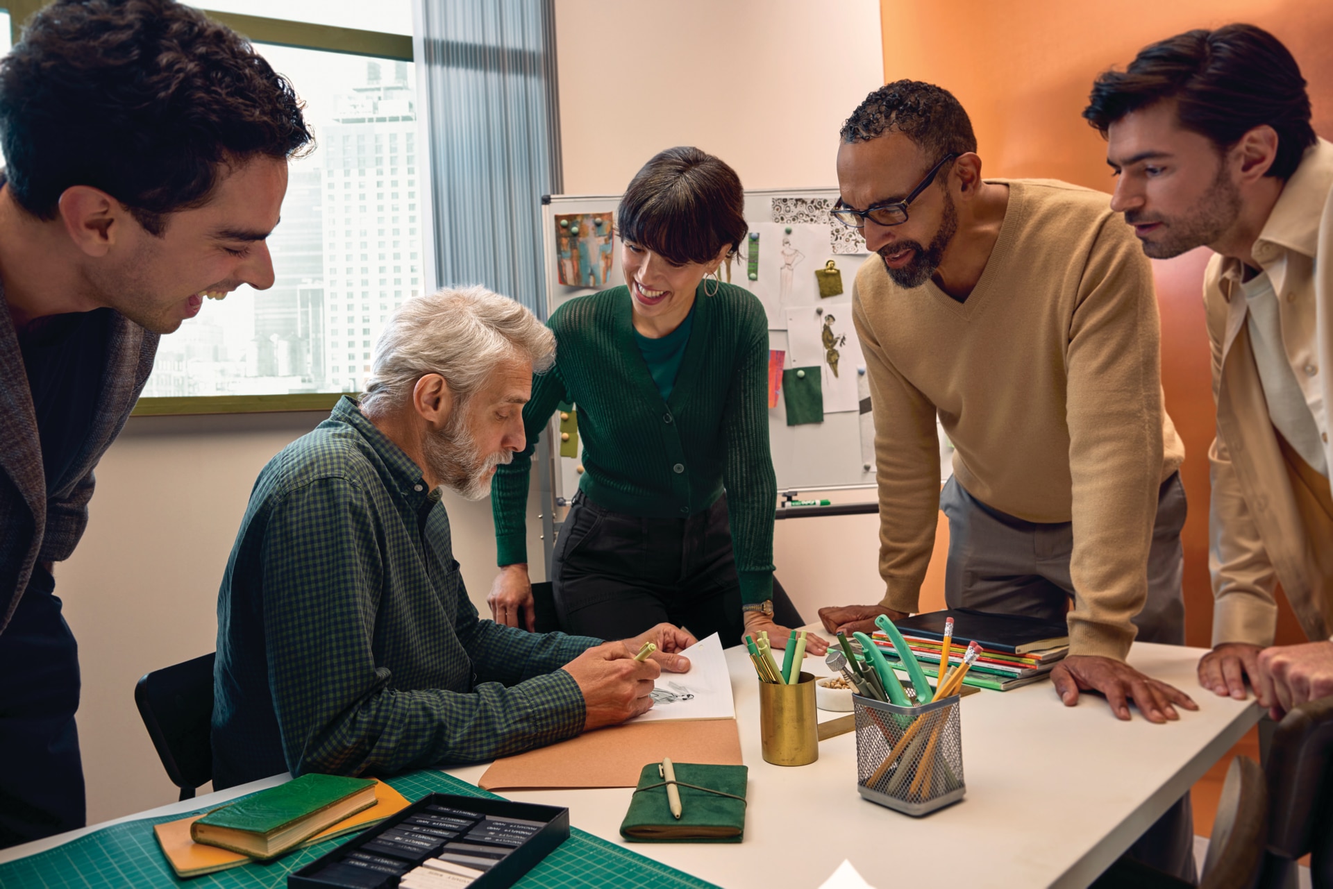 Persona con CROS EON R in un ambiente quotidiano — stile di vita attivo
